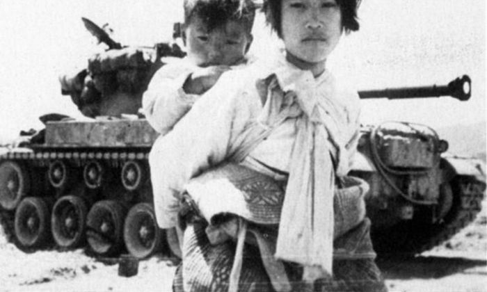 To barn foran stridsvogn under koreakrigen