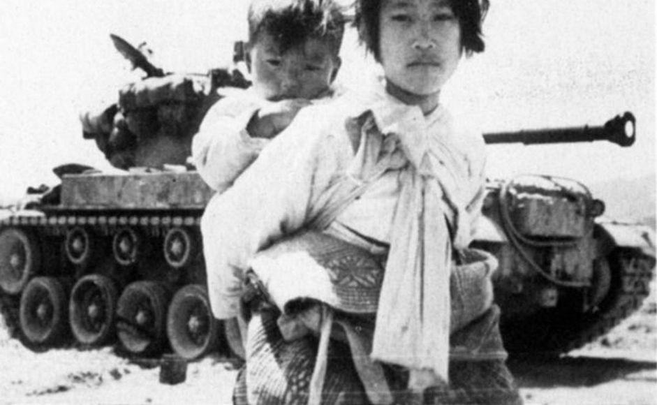 To barn foran stridsvogn under koreakrigen