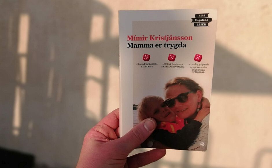 Mamma er trygda av Mimir Kristjansson forside mot skyggelagt bakgrunn
