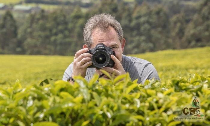 Svein Erik Fylkesnes fotograferer i en åker