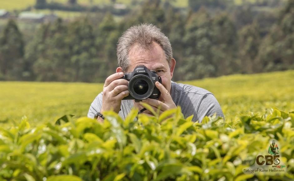 Svein Erik Fylkesnes fotograferer i en åker