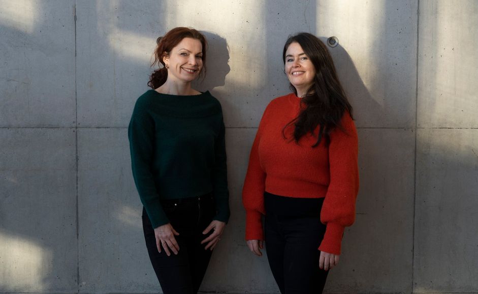 Marianne Stenerud og Ingunaya Amundsen smiler til fotograf.