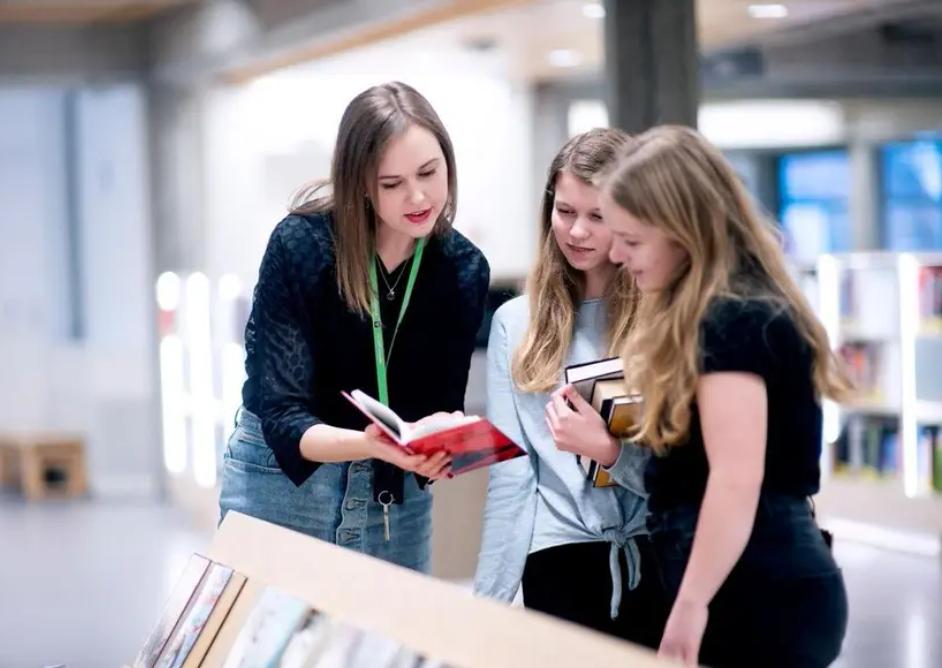 Bibliotekar anbefaler bøker til lånere