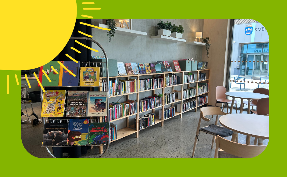 Foto av bokhyller i kaféen på Bydelshuset i ramme.