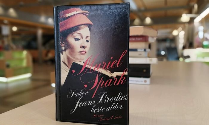 Frøken Jean Brodies beste alder av Muriel Spark stående på hylle i bibliotek
