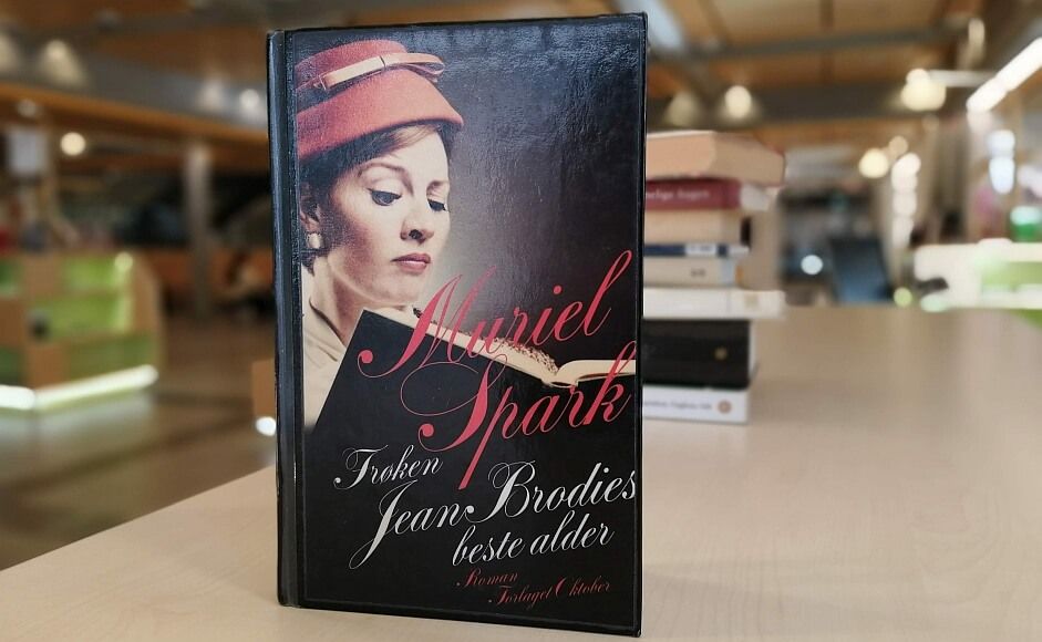 Frøken Jean Brodies beste alder av Muriel Spark stående på hylle i bibliotek