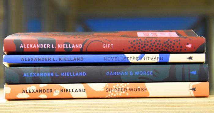 Foto av bokomslagene til de fire bøkene av Kielland som er modernisert