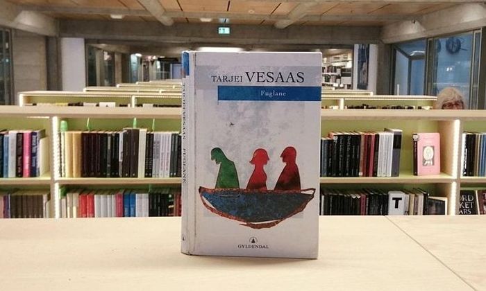 Fuglane av Tarjei Vesaas stående på bokhylle i biblioteket