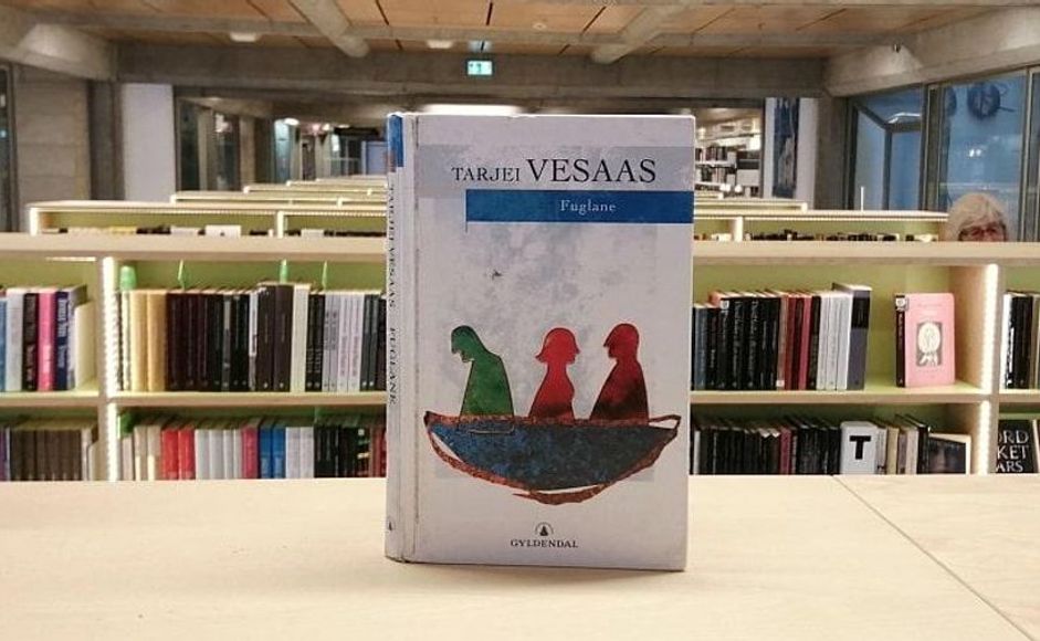Fuglane av Tarjei Vesaas stående på bokhylle i biblioteket
