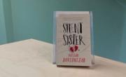 Boken Silent sister av Megan Davidhizar stående på et bord