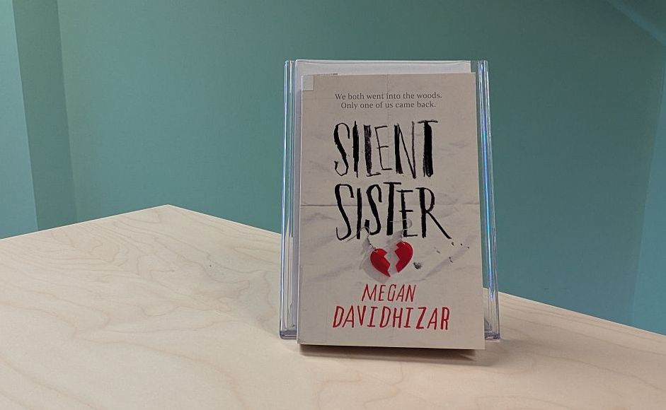 Boken Silent sister av Megan Davidhizar stående på et bord