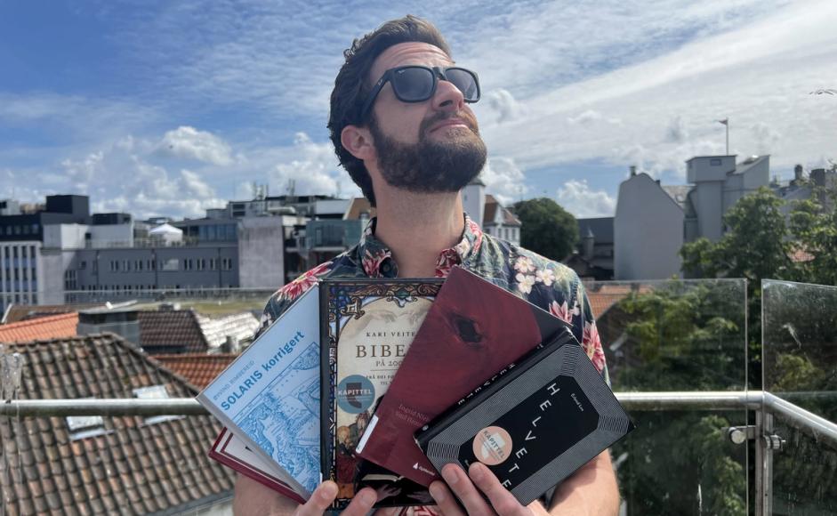 Kapittelsjef Birk Florian Fischer Magnussen viser frem bøker.
