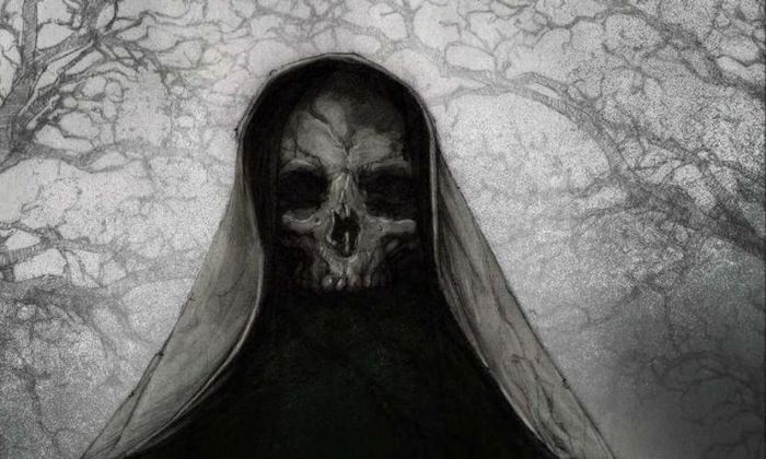 Skjelett med kappe over hodet i skog, svart/hvitt