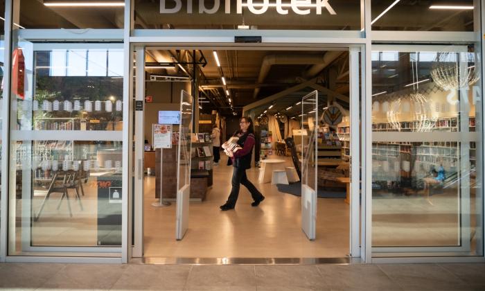 Foto fra inngangen til Madla bibliotek.