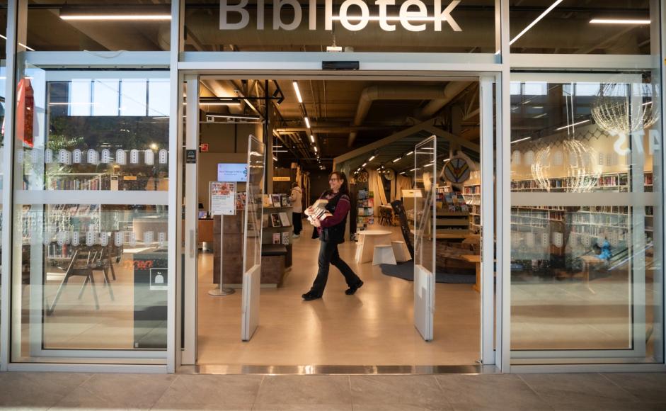 Foto fra inngangen til Madla bibliotek.