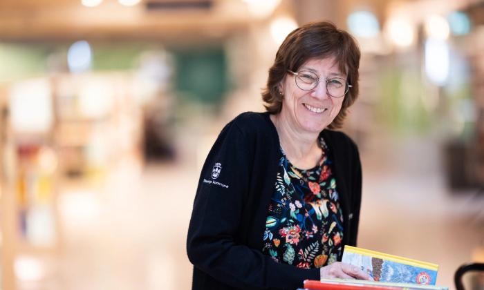 Eli Gunn Buvik setter på plass bøker i biblioteket.