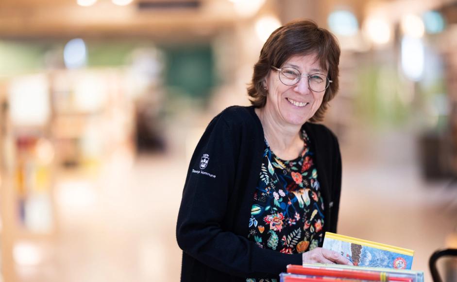 Eli Gunn Buvik setter på plass bøker i biblioteket.