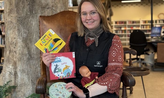 Rebekka Hennum på Madla bibliotek har høytlesing for baby "Baby på bib".