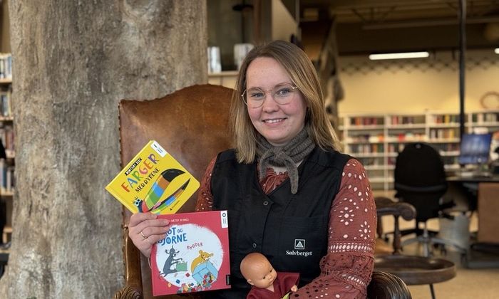 Rebekka Hennum på Madla bibliotek har høytlesing for baby "Baby på bib".