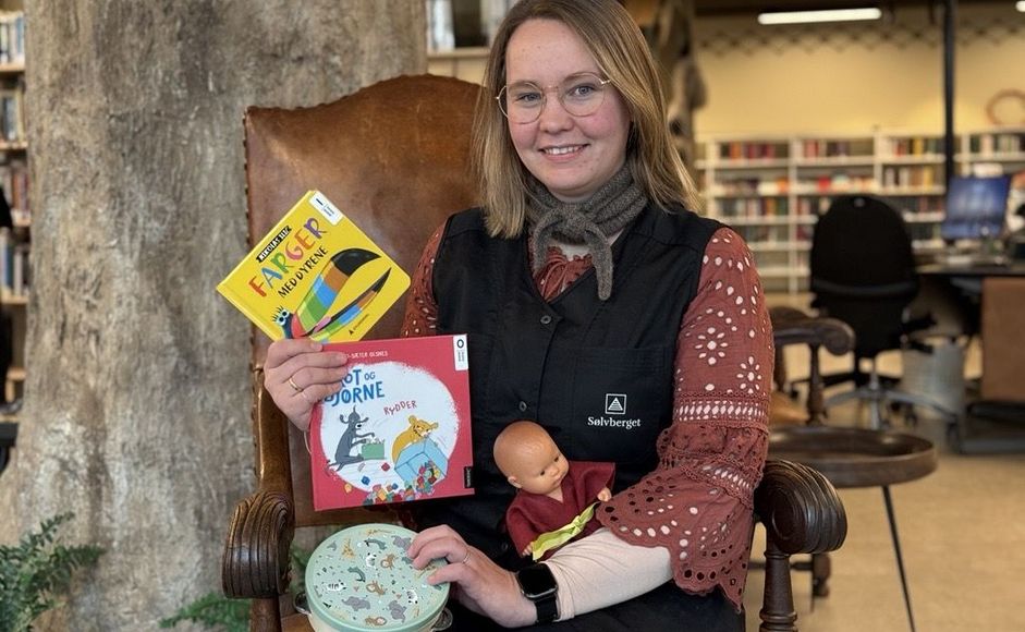 Rebekka Hennum på Madla bibliotek har høytlesing for baby "Baby på bib".