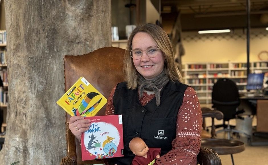Rebekka Hennum på Madla bibliotek har høytlesing for baby "Baby på bib".