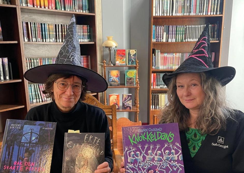 Bibliotekarene Eli Gunn Rønning Buvik og Siv-Merethe Søbye viser frem skumle bøker.