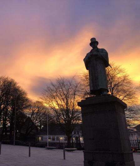 Foto av Kielland statue på torget i Stavanger
