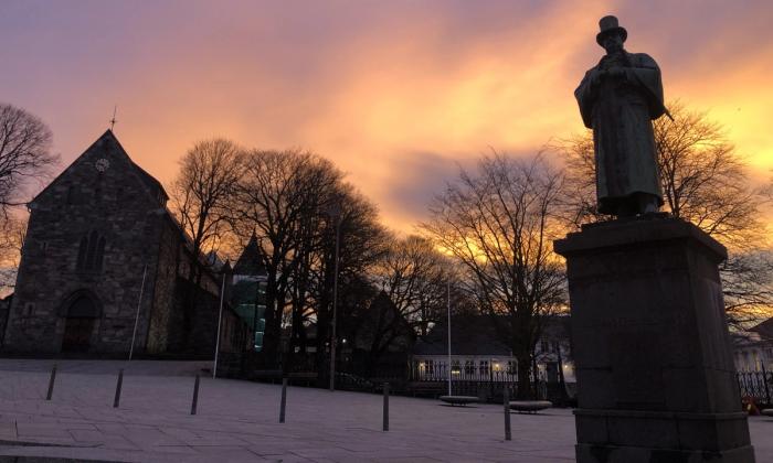 Foto av Kielland statue på torget i Stavanger