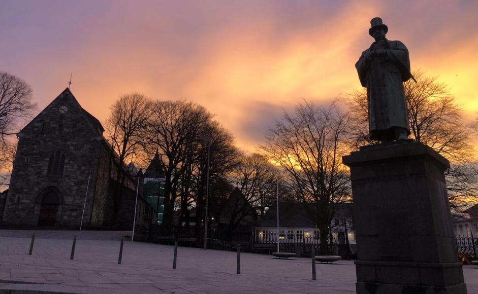 Foto av Kielland statue på torget i Stavanger