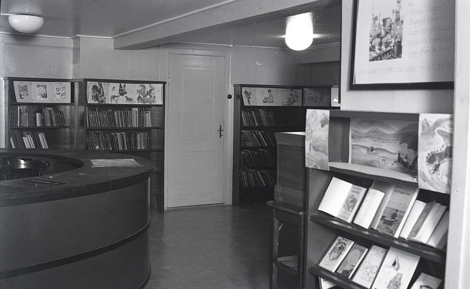 Bokhyller og skranke i bibliotek i 1939