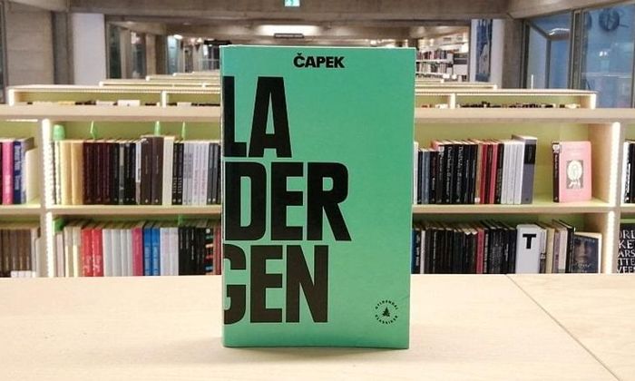 Salamanderkrigen av Karel Čapek stående i biblioteket