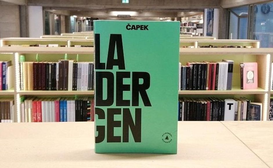 Salamanderkrigen av Karel Čapek stående i biblioteket