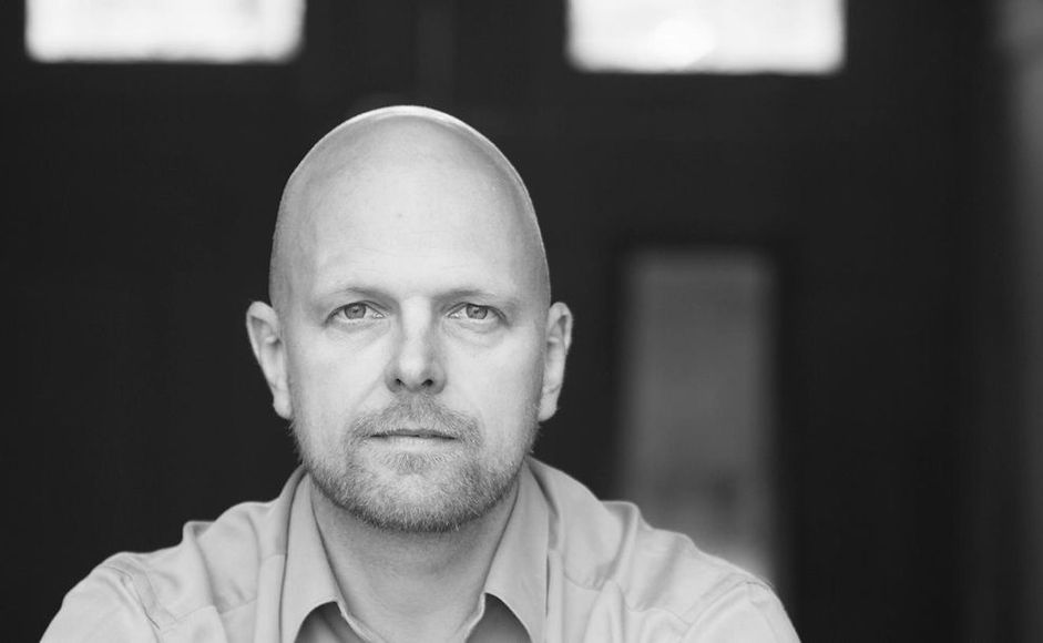Portrettbilde av Gunstein Bakke. Foto av Christian L. Elgvin for Forlaget oktober.