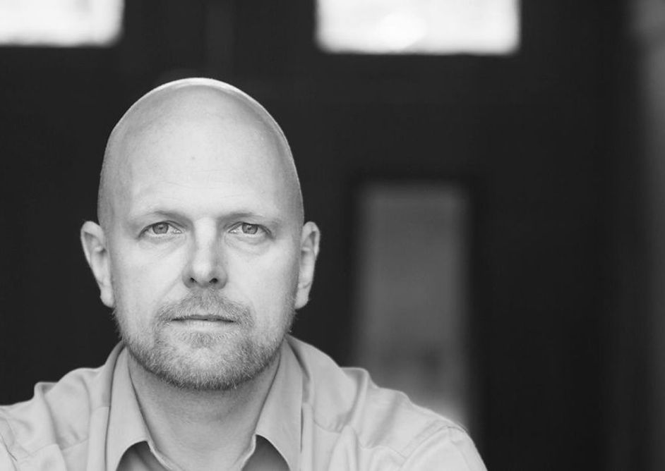 Portrettbilde av Gunstein Bakke. Foto av Christian L. Elgvin for Forlaget oktober.