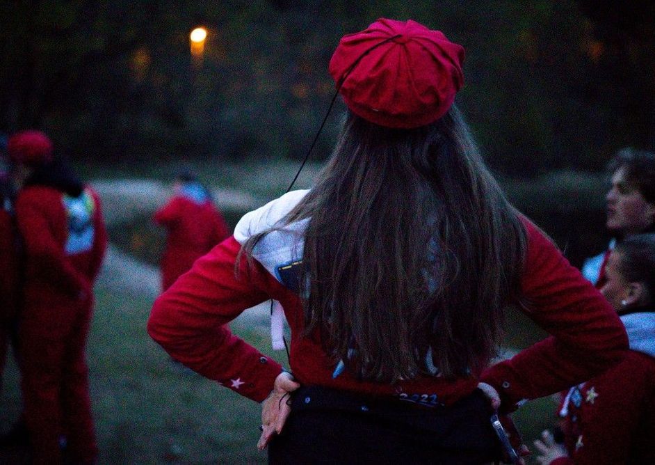 Foto av rødruss med russedress og russelue.