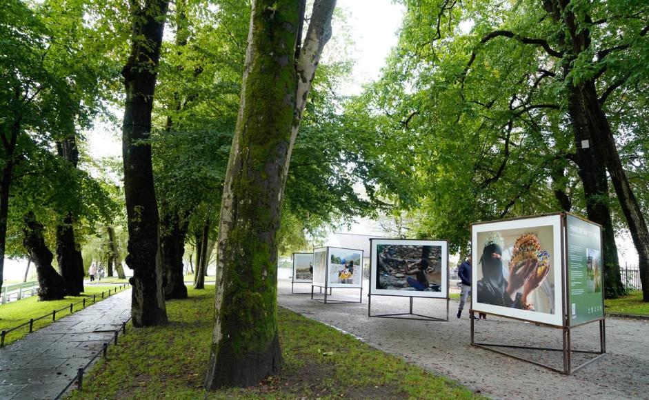 Utstilling i Byparken, Hayat Al-Sharif, fotograf fra Jemen