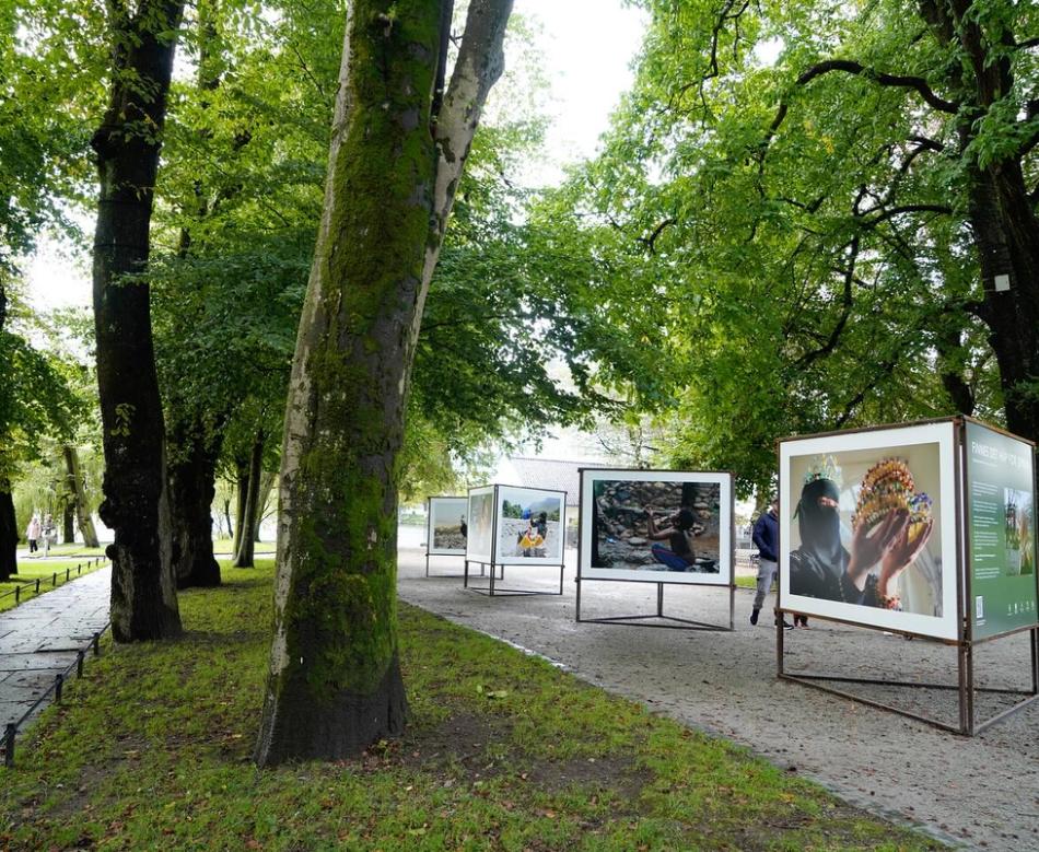 Utstilling i Byparken, Hayat Al-Sharif, fotograf fra Jemen
