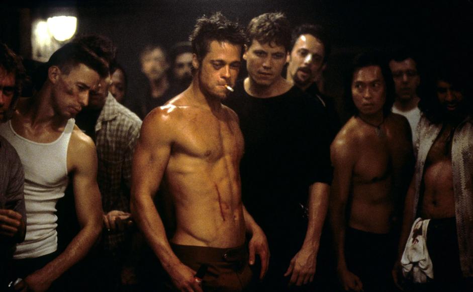 Brad Pitt og en menneskemengde i filmen Fight club (1999)