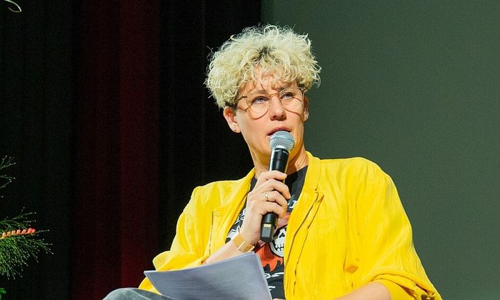 Heidi Marie Vestrheim på scenen under Nordisk barnebokkonferanse på Sølvberget