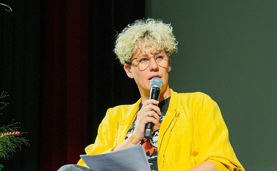 Heidi Marie Vestrheim på scenen under Nordisk barnebokkonferanse på Sølvberget
