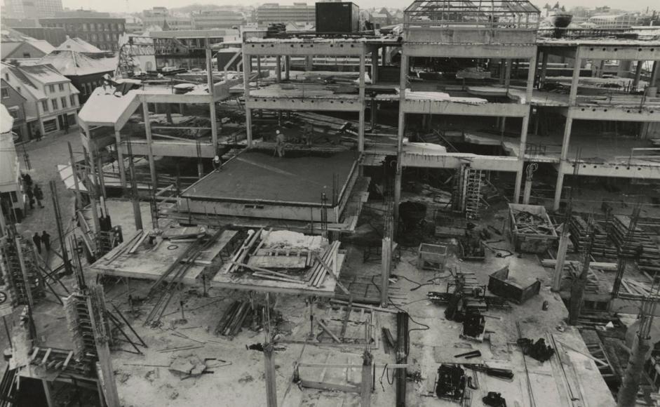 Sølvberget bibliotek og kulturhus under oppføring (bilde: Stavanger byarkiv)