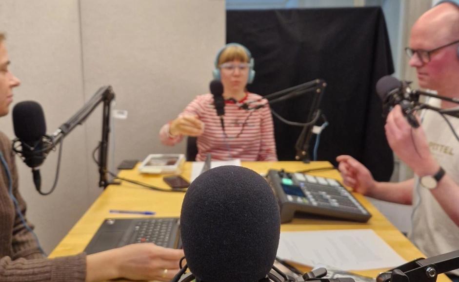 Ansatte foran mikrofon i Sølvbergets podcast-studio