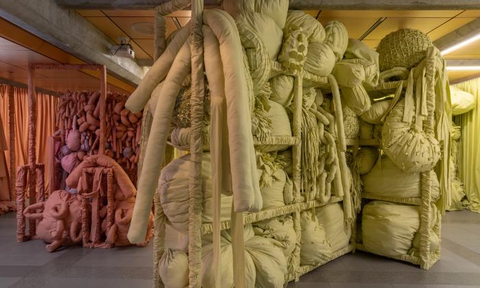 Bilde fra utstillingen til John Raustein i Sølvberget galleri. Foto: Øystein Thorvaldsen