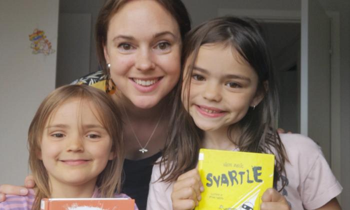 Ingunn og hennes to barn anbefaler bøkene Blåse og Svartle av Håkon Øvreås