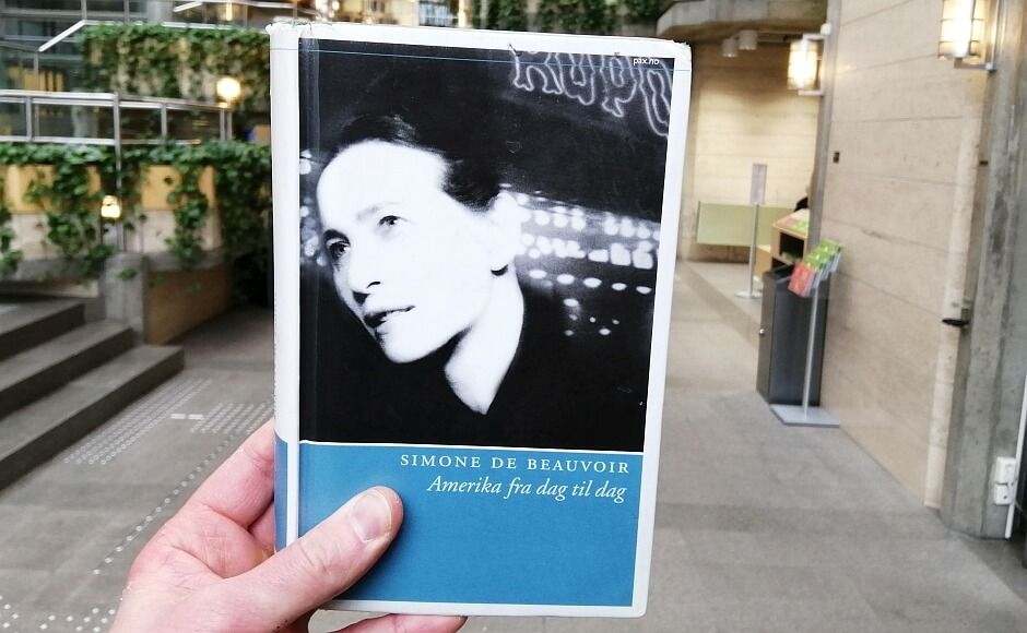 Boka Amerika fra dag til dag av Simone de Beauvoir holdt i Sølvbergets 1. etasje
