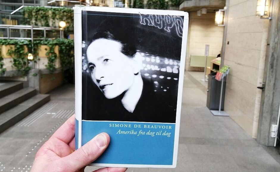 Boka Amerika fra dag til dag av Simone de Beauvoir holdt i Sølvbergets 1. etasje