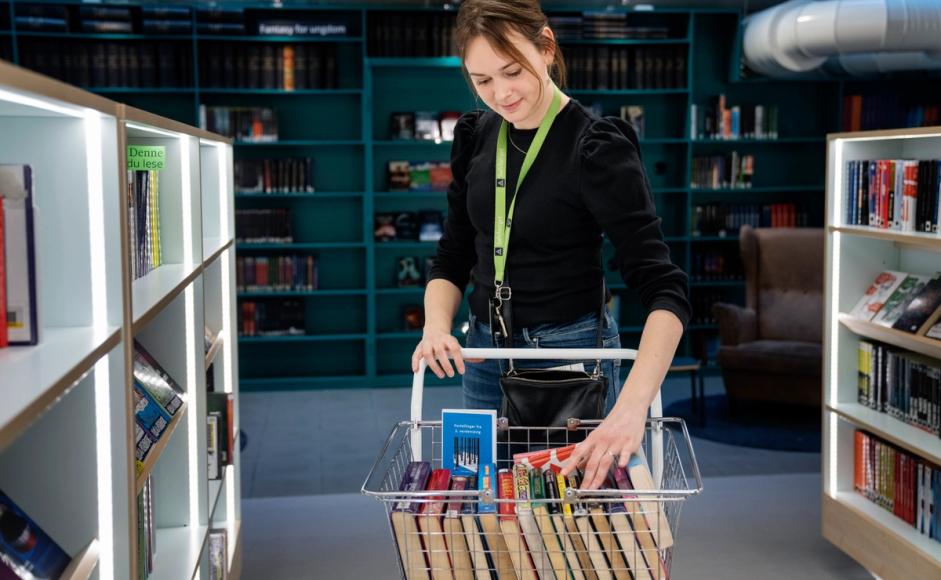 Bibliotekar Ingunn Øvrebø rydder i bøker.