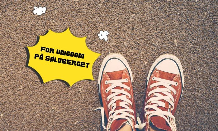 Bilde av et par converse sko i sand med en gul snakkeboble hvor det står ungdom på Sølvberget