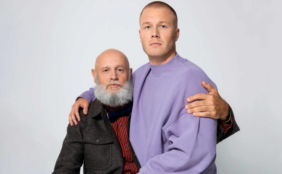 Herman Flesvig sitter på fanget til Erlend Loe. Foto: Sebastian Ludvigsen for Bonnier forlag