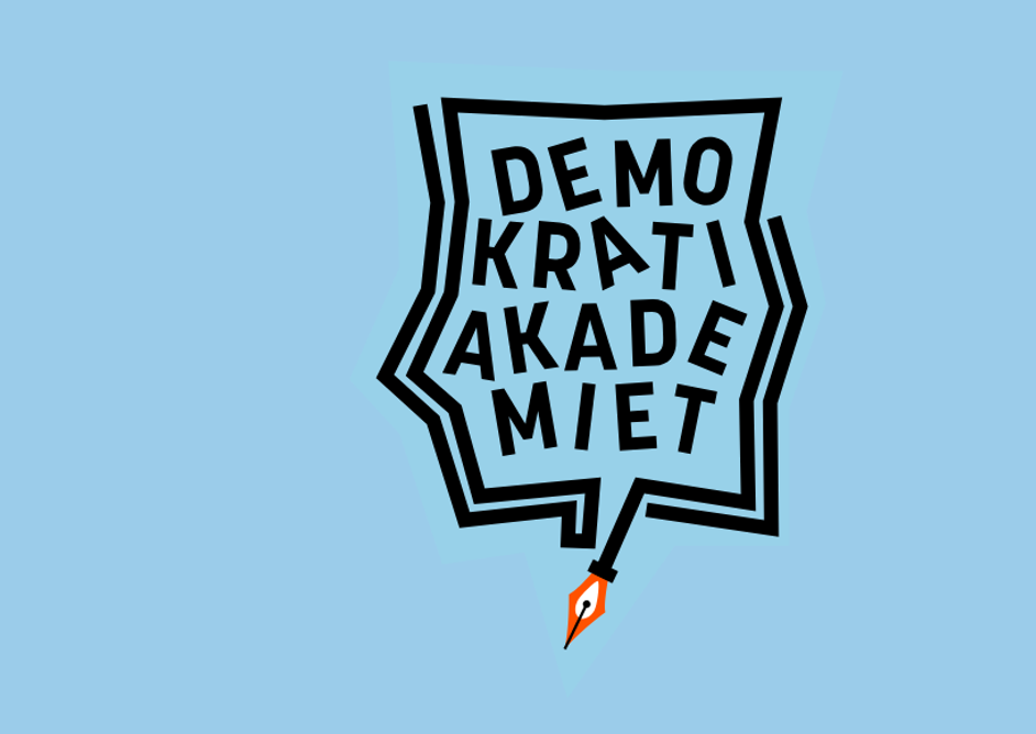 Demokratiakademiet tekst på blå bakgrunn med en fyllepenn
